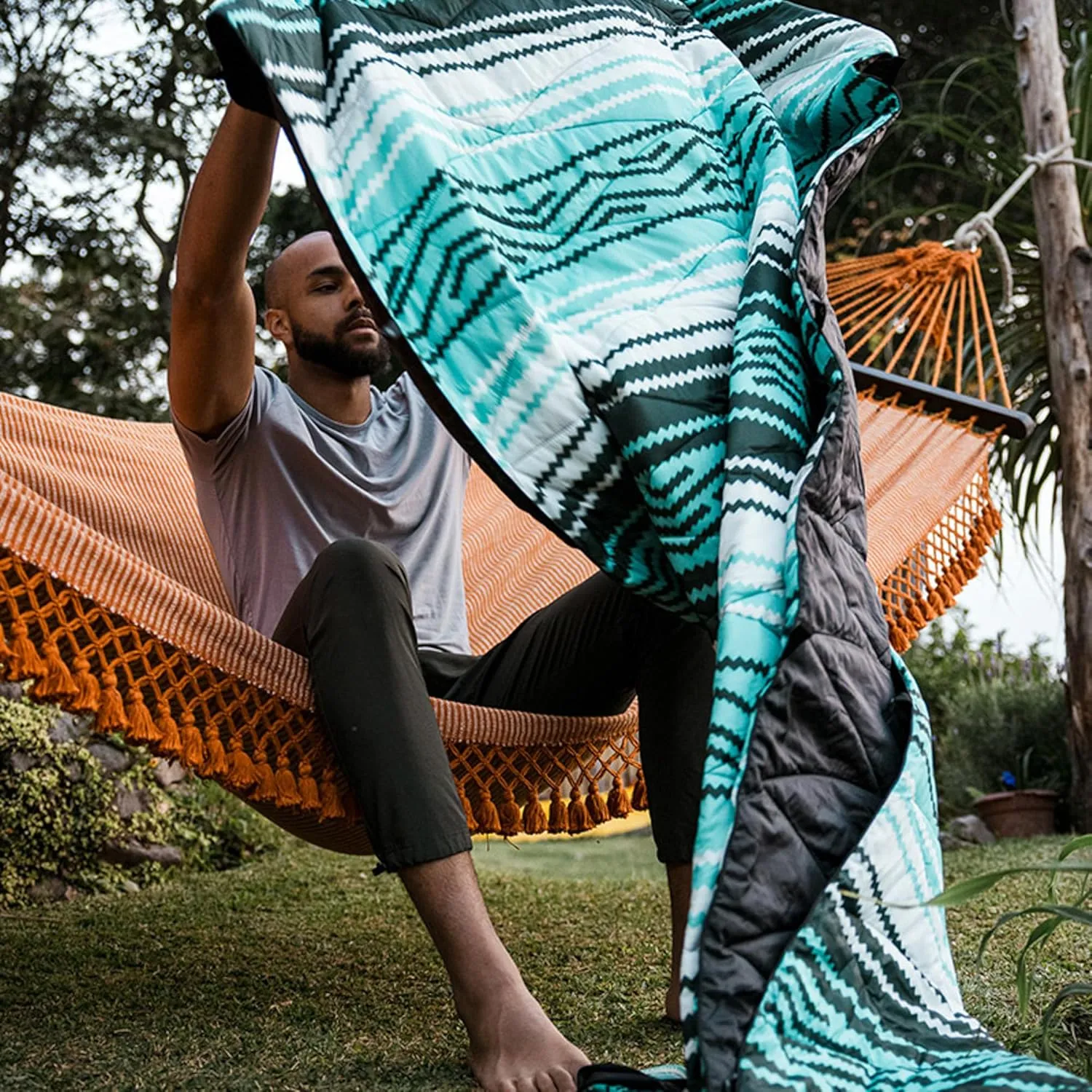 Nomadix Puffer Blanket – Water-Resistant, Eco-Friendly Insulated Blanket with Snaps for Camping, Beach, and Travel, Made from Recycled Materials
